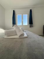 Łóżko lub łóżka w pokoju w obiekcie Apartments Peronja Jelsa Seafront