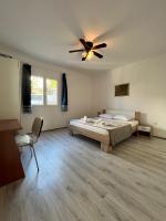 Łóżko lub łóżka w pokoju w obiekcie Apartments Peronja Jelsa Seafront