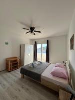Łóżko lub łóżka w pokoju w obiekcie Apartments Peronja Jelsa Seafront