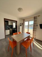 Kuchnia lub aneks kuchenny w obiekcie Apartments Peronja Jelsa Seafront