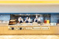 een groep koks die eten bereiden in een keuken bij KAMENOI HOTEL Kujukuri in Asahi