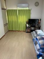 ein Schlafzimmer mit einem grünen Vorhang und einem Bett in der Unterkunft ハイツドリーム梦想小屋 in Tokio