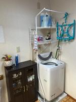ein Raum mit einer Waschmaschine und einem Schrank in der Unterkunft ハイツドリーム梦想小屋 in Tokio