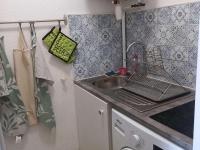 Kuchnia lub aneks kuchenny w obiekcie Studio cabine cosy avec piscine, proche Aqualand et plage, parking disponible, terrasse privative - FR-1-607-159