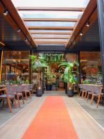 ein Restaurant mit Tischen, Stühlen und Pflanzen in der Unterkunft inanlar garden pansiyon in Soğuksu