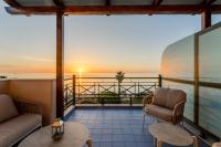Una habitación con balcón con vista al mar. en Plaza Hotel, en Zakynthos