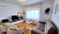 Televízia a/alebo spoločenská miestnosť v ubytovaní Apartmani Marini