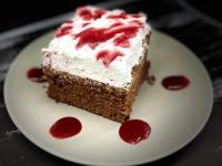 un pezzo di torta su un piatto bianco di Casa Germana Straja a Straja