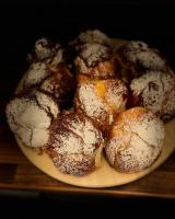 un piatto di dolci con zucchero in polvere di Casa Germana Straja a Straja