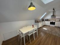 Kuchnia lub aneks kuchenny w obiekcie Pataky Apartmanok