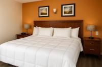 ein Schlafzimmer mit einem großen weißen Bett mit zwei Lampen in der Unterkunft Atlantic Breeze Motel &amp; Apartments in Ocean City