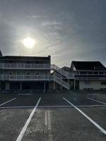 ein leerer Parkplatz vor einem Gebäude in der Unterkunft Atlantic Breeze Motel &amp; Apartments in Ocean City