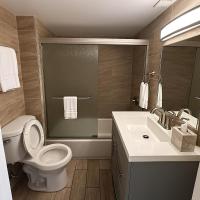 Ein Badezimmer in der Unterkunft Atlantic Breeze Motel &amp; Apartments