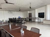 Khu vực hỗ trợ khách đi công tác/phòng hội thảo tại Unity Sunrise Resort Best Hotel Near Statue of Unity