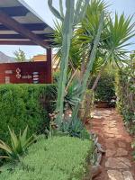 A garden outside VILLA TREROSE by Trerose Properties - Villa centrale con wi-fi e posto auto privato gratuiti