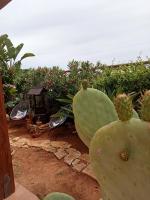 A garden outside VILLA TREROSE by Trerose Properties - Villa centrale con wi-fi e posto auto privato gratuiti