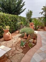 A garden outside VILLA TREROSE by Trerose Properties - Villa centrale con wi-fi e posto auto privato gratuiti