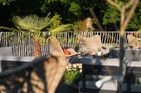 un grupo de sillas y mesas en un jardín en Hotel Raphael im Allgäu, en Kempten