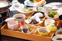 ein Holztablett gefüllt mit verschiedenen Arten von Lebensmitteln in der Unterkunft Yado Nakaya in Kamogawa