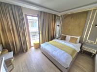 Postel nebo postele na pokoji v ubytování Taksim La Marino Hotel