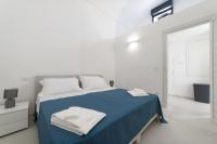 A bed or beds in a room at Nara Apartments 1 - Private Jacuzzi