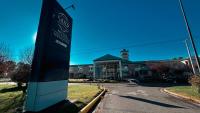 un cartel delante de un edificio en una calle en Land Express Neuquén, en Neuquén