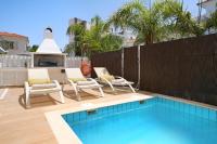 Bazén v ubytování Villa Adonia - 30m from Pernera Beach nebo v jeho okolí