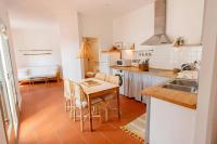 Kuchyň nebo kuchyňský kout v ubytování T4 · Beachside escape with unbeatable views