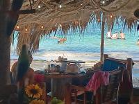 un restaurante con mesa y vistas a la playa en 1Vida Bar Restaurante, en Guayacanes