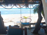 un restaurante con vistas a la playa en 1Vida Bar Restaurante, en Guayacanes