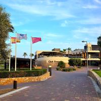 twee vlaggen vliegen voor een gebouw bij Paraíso de Roda Golf in Roda