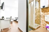 Televízia a/alebo spoločenská miestnosť v ubytovaní Laramond Barcelona Rooms