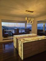 アハイアウ・ド・カボにあるPousada Atalaia Boutique FRのテーブルとダイニングルームのあるリビングルーム