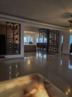 アハイアウ・ド・カボにあるPousada Atalaia Boutique FRのリビングルーム(テーブル、椅子付)