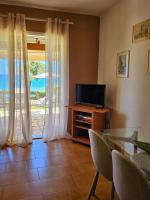 TV a/nebo společenská místnost v ubytování Glyfada Beachfront House Ab3g