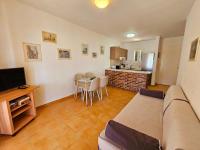 TV a/nebo společenská místnost v ubytování Glyfada Beachfront House Ab3g