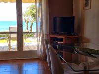 TV a/nebo společenská místnost v ubytování Glyfada Beachfront House Ab3g