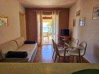 TV a/nebo společenská místnost v ubytování Glyfada Beachfront House Ab3g