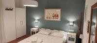 A bed or beds in a room at Papadioti Apartments