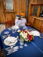 维拉梅利奎纳La Morada Lodge & Glamping - Meliquina的一张带盘子和玻璃杯的蓝色桌子