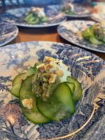 维拉梅利奎纳La Morada Lodge & Glamping - Meliquina的一张桌子上一盘蓝色和白色的食物