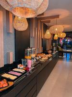 Una línea de buffet con mucha comida. en OLLÁ HOTEL Montes Claros, en Montes Claros