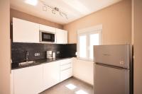 Kuchyňa alebo kuchynka v ubytovaní Apartments by the sea Petrcane, Zadar - 3285