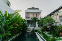una casa con piscina delante de una casa en Sanjula Uluwatu, en Uluwatu
