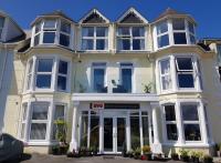 ニューキーにあるOYO Minerva GuesthouseのCDOビルのある大きな白い家