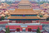 Un edificio rojo con un techo rojo en frente de un edificio. en base-Beijing Wangfujing Serviced Apartment- in Hutong &amp;Bike rental &amp;Close to Forbidden City, Tian&#39;anmen Square &amp;Subway nearby &amp;Free coffee &amp;Washing machine,Kitchen &amp;Restaurant discount &amp;English speaking &amp;High speed free WiFi, en Beijing