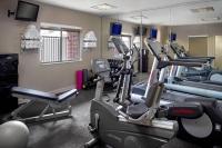 Residence Inn Atlanta Airport North/Virginia Avenueにあるフィットネスセンターまたはフィットネス設備