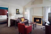 Residence Inn Atlanta Airport North/Virginia Avenueにあるベッド