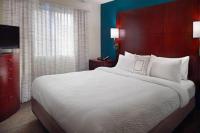 Residence Inn Atlanta Airport North/Virginia Avenueにあるベッド