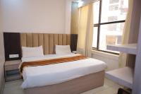Ein Bett oder Betten in einem Zimmer der Unterkunft Hotel Green Apple BAREILLY